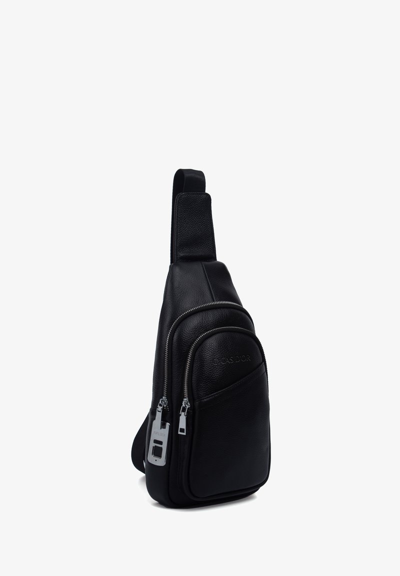 Borsa a tracolla in pelle nera con due scomparti con cerniera e una tracolla regolabile, su uno sfondo bianco.