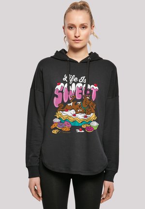 Svart hettegenser med et fargerikt grafisk design av en dessertscene med teksten "Life Is Sweet." Materialet ser mykt ut med en avslappet passform.