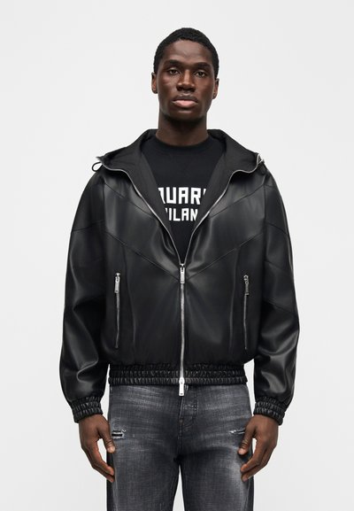 Fekete műbőr bombázó dzseki cipzáras elülső résszel, húzózsinóros kapucnival, oldalzsebekkel, steppelt mintával, valamint rugalmas mandzsettákkal és szegéllyel.