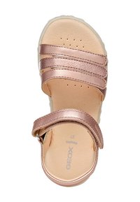 Sandal in oro rosa con tre cinturini metallici e chiusura a strappo. Soletta testurizzata e suola perforata per una maggiore traspirabilità. Taglia 27.