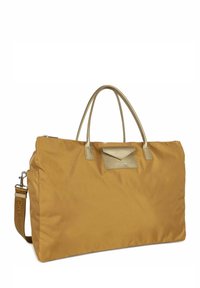 Große senfgelbene Nylon-Tasche mit goldfarbenen Akzenten und zwei Schultergurten. Verfügt über eine strukturierte goldene Klappentasche auf der Vorderseite.