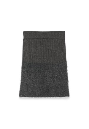 Charcoalgrijze rok met een geribbelde textuur aan de bovenkant en een zachte, bontachtige onderkant, met een rechte snit en zonder zichtbare sluitingen.