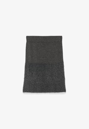 Kolgrå kjol med en ribbad textur i toppen och en fluffig, pälsliknande botten, med rak skärning och utan synliga stängningar.