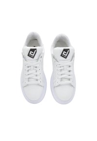 Zapatillas blancas con un upper de cuero suave, puntera redonda, cordones blancos planos, cuello acolchado y un logo negro en la lengüeta. Suela de goma.