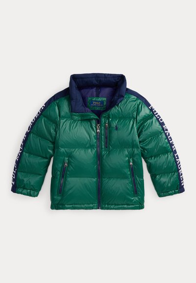 Casaco puffer verde com colarinho e mangas azul-marinho, apresentando bolsos com fecho e detalhes em branco ao longo do braço esquerdo, textura brilhante.
