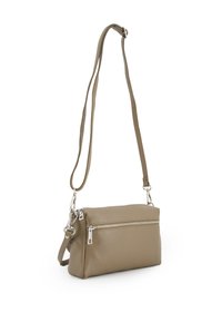 Beige leren crossbody tas met een textuurafwerking, een ritsvak aan de voorkant en een verstelbare schouderband. Zilveren hardwareaccenten verfraaien het ontwerp.