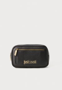 Juodas sintetinis maišelis su tekstūriniu paviršiumi, su auksinės spalvos užtrauktuku ir "Just Cavalli" logotipu priekyje. Stačiakampio formos.