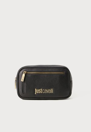 Svart syntetisk pung med teksturert overflate, med en gullfarget glidelås og "Just Cavalli"-logo på fronten. Rektangulær form.