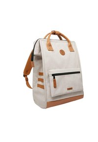Beige canvas rugzak met bruin leren accenten, handvatten aan de bovenkant, voorzak met rits en drie zijbanden; gestructureerde vorm met een duurzame afwerking.