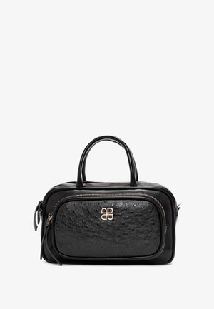 Zwarte leren handtas met een gestructureerde vorm, voorzien van een gestructureerd oppervlak, goudkleurige hardware en een opvallend logo aan de voorkant. Twee handvatten aan de bovenkant.