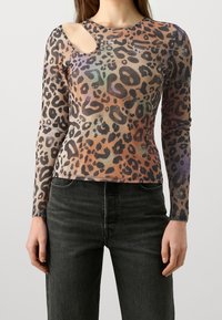 Maglia a maniche lunghe con motivo animalier in tonalità di marrone, arancione e nero; presenta uno scollo sulla spalla e un design aderente.