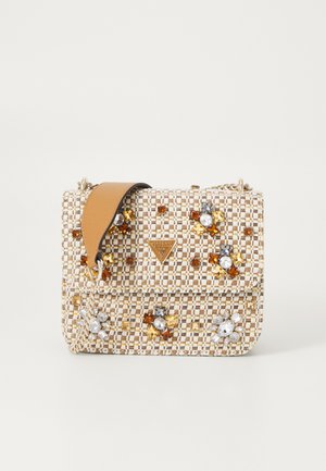 Borsa intrecciata con un motivo beige e crema. Decorata con gemme dorate, ambra e trasparenti. Presenta una tracolla in pelle marrone.