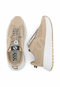 Beige sport schoenen met een gestructureerde bovenkant, grijze veters en een witte gevoerde zool. Beschikt over een logo en een dambordpatroon op de binnenzool.