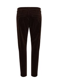 Pantalon en velours côtelé marron foncé, coupe slim, vu de dos, avec deux poches passepoilées à l’arrière et des passants de ceinture à la taille.