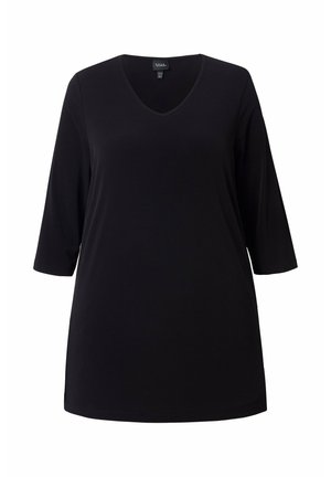 Musta V-pääntiepaita, jonka hihat ovat kolme neljäsosaa, sileää puuvillakangasta, rento istuvuus, ei näkyviä kuvioita tai koristuksia.