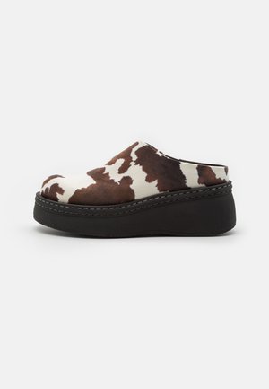 KRISTI - Loaferit/pistokkaat - brown