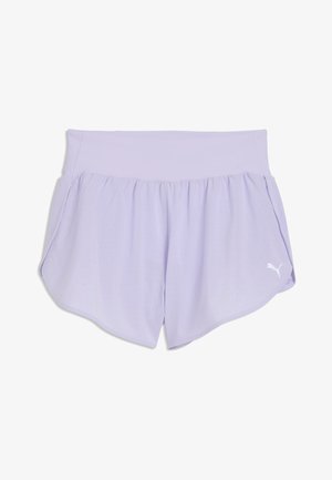 Jasnofioletowe szorty sportowe z szerokim elastycznym pasem i małym białym logo Puma na dolnej prawej nogawce.