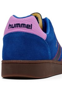 Blaue Wildledersneaker mit pinken synthetischen Akzenten und brauner Gummisohle. Verfügt über ein Logo an der Ferse und seitliche Streifen in Pink und Dunkelblau.