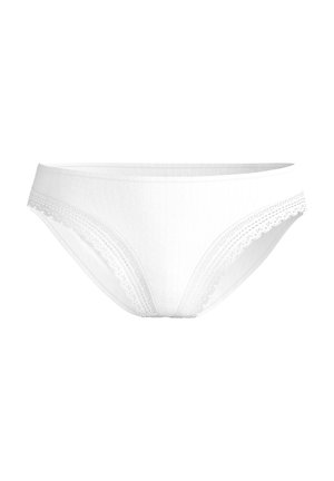 Culotte bikini blanche pour femme avec tissu côtelé et bordure en dentelle le long des ouvertures des jambes sur un fond blanc uni.