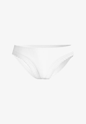 Mutande da donna bianche stile bikini in tessuto a coste con rifinitura in pizzo lungo gli orli delle gambe su sfondo bianco semplice.