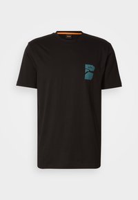 Schwarzes Baumwoll-T-Shirt mit rundem Hals und kurzen Ärmeln. Verfügt über ein graphisches Teal-Taschen-Design und einen orangefarbenen Akzent am inneren Kragen.