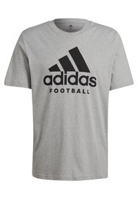 Maglietta in cotone grigia con logo Adidas nero e la scritta "Football" sottostante. Maniche corte e collo a giro.