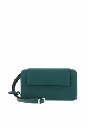 Pochette en cuir texturé turquoise avec poche avant à rabat et bandoulière ajustable avec boucle en argent.