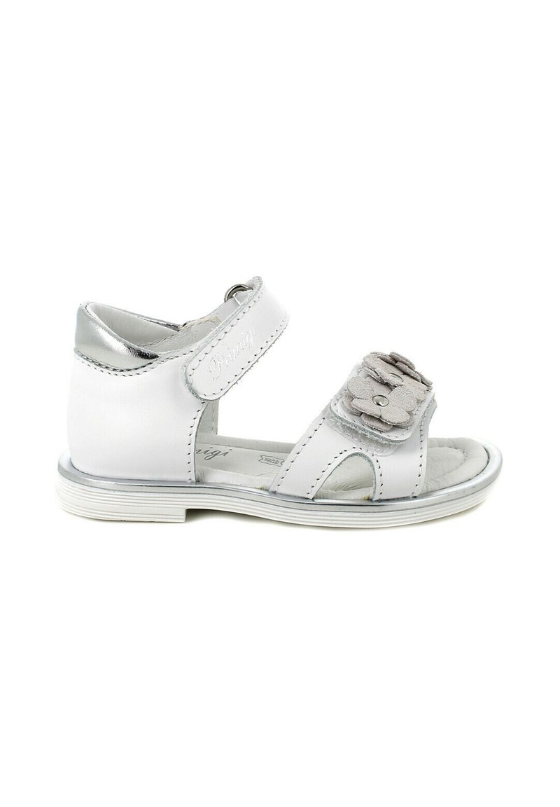 Sandal bianco con parte superiore testurizzata, dettagli in argento, chiusura con cinturino facile da usare e decorazione floreale laterale. Design con suola flat.