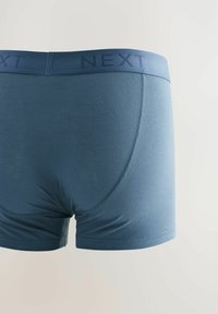 Blaue Herren-Boxershorts mit glatter Textur und elastischem Bund, auf dem das Wort "NEXT" steht, entworfen für Komfort und Passform.