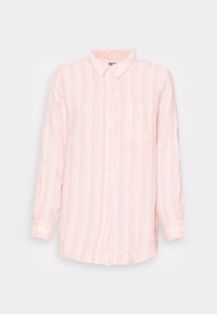 Camicia button-up rosa chiaro con strisce bianche verticali, maniche lunghe, colletto e una tasca a toppa sul lato sinistro del petto. Tessuto testurizzato.