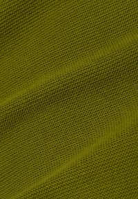 Strickstoff in einem mittleren Olivgrün, mit einem strukturierten, eng gewebten Muster, sichtbaren Nahtlinien und leichtem Glanz.