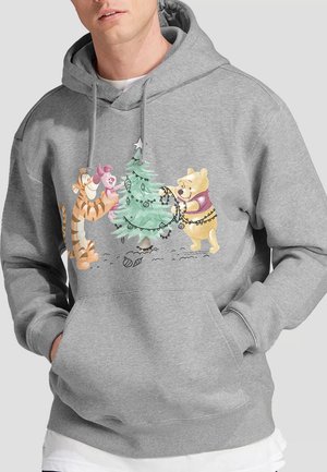 Grauer Kapuzenpullover mit einer bunten Illustration von Tigger, Piglet und Winnie Puuh, die einen Weihnachtsbaum mit Ornamenten schmücken.