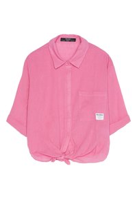 Różowa koszula na krótki rękaw z kołnierzykiem, kieszonką z przodu z metką i związaną kokardą na dolnym brzegu.