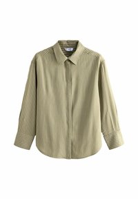 Chemise vert rayée avec fermeture à boutons, col classique, et manches longues avec des poignets rayés contrastants et un ourlet légèrement arrondi.