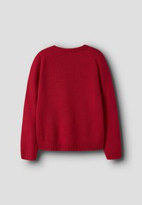 Suéter de punto rojo con cuello redondo, dobladillo y puños acanalados, que presenta una textura suave y un diseño clásico de jersey.