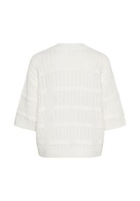 Pull en tricot blanc présentant un motif texturé avec des côtes horizontales et verticales, et des manches trois-quarts.
