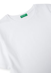 Bílý bavlněný tričko s kulatým výstřihem, se zeleným štítkem "United Colors of Benetton". Hladká textura, krátké rukávy, jednoduchý design.