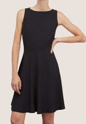 Robe noire sans manches avec un col rond, un corsage ajusté et une jupe évasée. Fabriquée dans un tissu lisse avec une légère texture.