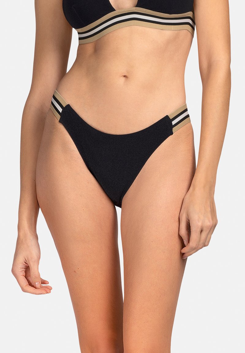 Czarne majtki bikini o niskim stanie, wykonane z miękkiego materiału, z beżowymi i czarnymi paskami elastycznymi po bokach.