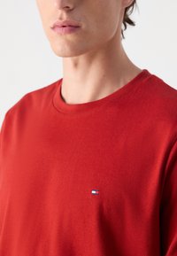 Tommy Hilfiger ESSENTIAL TEE - Základné tričko - dark magma