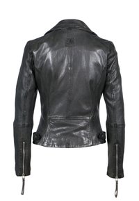 Schwarze Lederjacke mit tailliertem Design. Verfügt über einen aufrechten Kragen, detailreiche Nähte und Reißverschlussärmel. Die Rückansicht zeigt eine schlanke Silhouette.