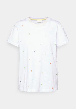 Biały T-shirt z krótkim rękawem z rozproszonymi małymi, wielokolorowymi haftowanymi kropkami, z okrągłym dekoltem, prezentowany na jednolitym tle.