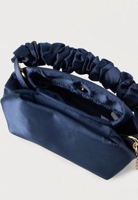 Tengerészkék selyem hatású kézitáska redőzött anyagú fogantyúval, cipzáras záródással és arany színű fémrészletekkel. Simább, fényes felület jellemzi.