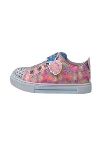 Zapatillas rosas e iridiscentes con parte superior texturizada, puntera con tachuelas, apliques de concha y mariposa, y suela de goma blanca.