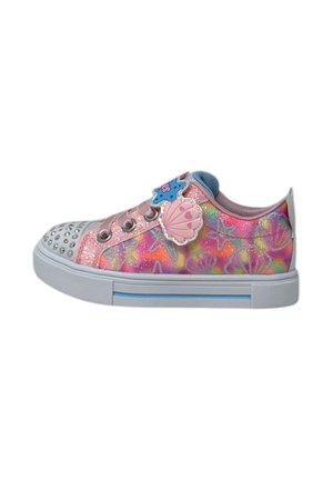 Baskets roses et iridescentes avec un dessus texturé, un capuchon à orteils clouté, des appliqués en coquillage et enpapillon, et une semelle en caoutchouc blanche.