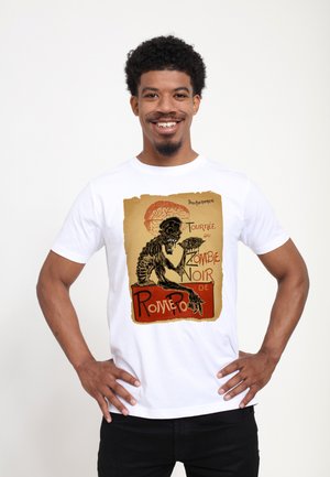 Hvid bomulds t-shirt med et grafisk print i sort, beige og rød, der viser en zombie med tekst på fransk. Designet har en slidt effekt.