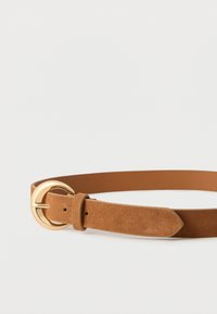 Ceinture en daim marron avec une boucle dorée arrondie, montrant deux trous de réglage et une passante sur fond blanc.