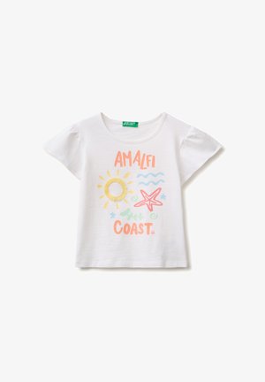 United Colors of Benetton, REGULAR FIT ROUNDNECK T-SHIRT WITH PRINT AND FRINGE APPLICATION... - Triko s potiskem - white