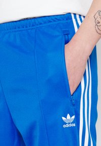adidas Originals CLASSIC TP - Pantaloni de trening - bluebird/white