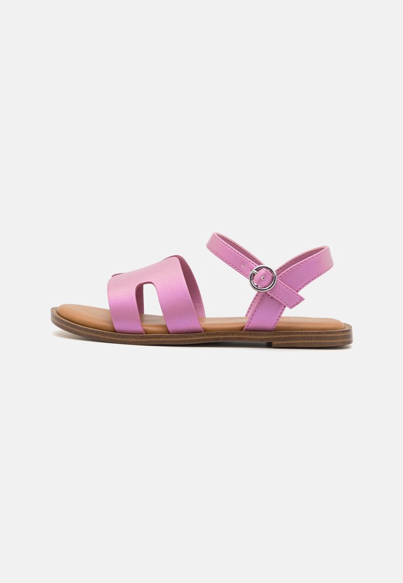 Rosa platta sandaler med två breda remmar, utdraget mönster och justerbar ankelrem. Slät yta och en platt träsoffa.